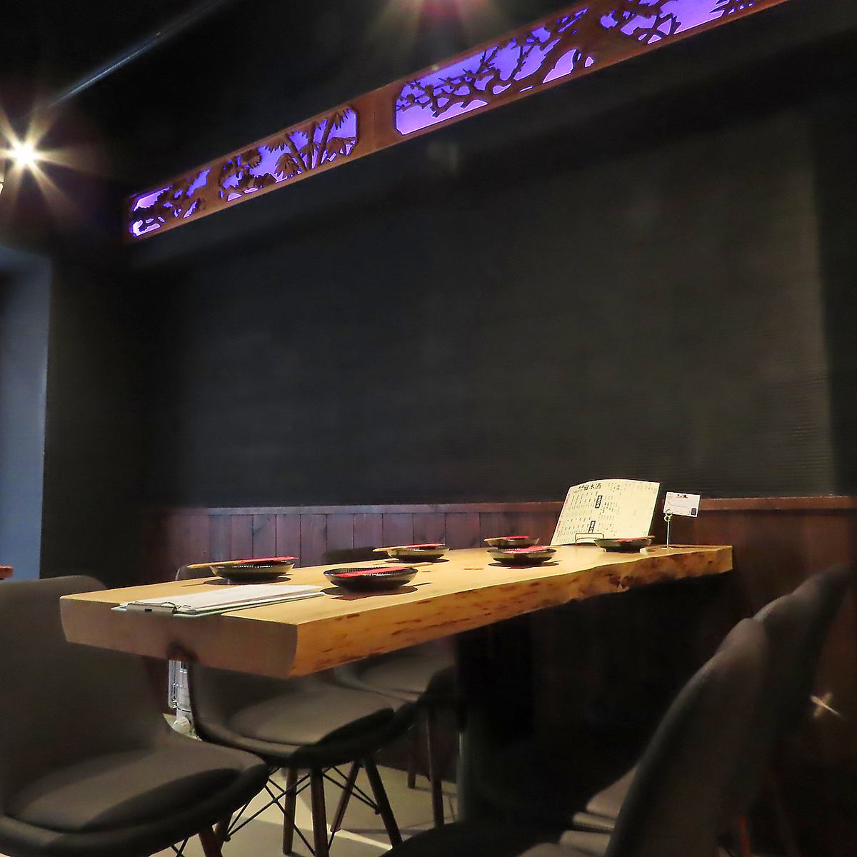 盡享爐端燒的奢華時刻,時令食材在炭火上慢烤而成。