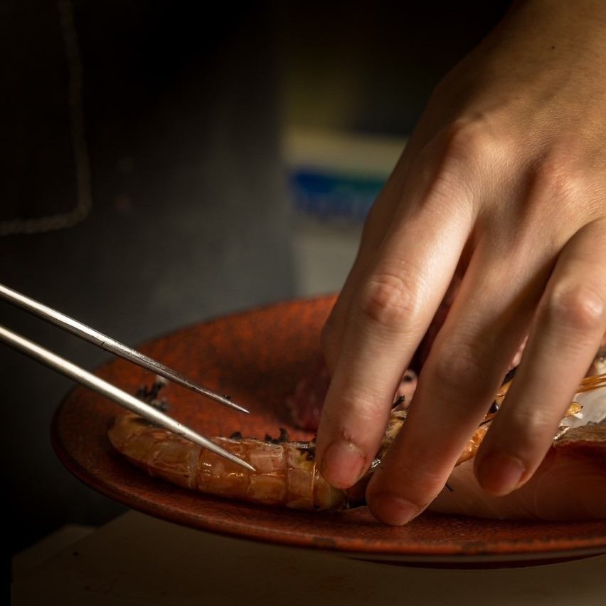 盡享爐端燒的奢華時刻,時令食材在炭火上慢烤而成。