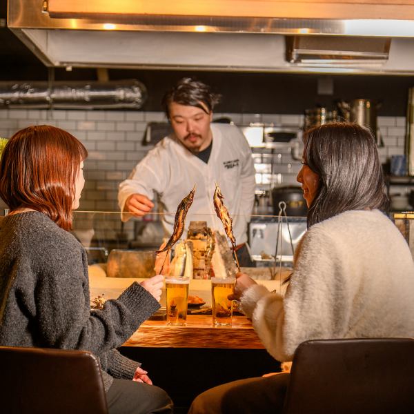 国分町で大人の隠れ家をお探しなら当店へ。木の温もりとモダンな照明が織りなす落ち着いた空間で、旬の食材を使ったこだわりの料理と豊富な地酒をご堪能ください。デートや女子会、仕事帰りの一杯にも最適です。