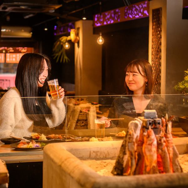 炭火で焼き上げる海鮮や旬野菜は香ばしさ抜群。仲間と囲む熱気あふれるカウンターで、旨い酒と絶品料理を堪能しよう！宴会や二次会にもぴったりの賑やか空間です