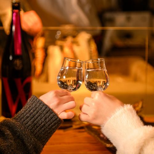 <p>目の前で豪快に焼き上げる炉端焼きのライブ感は迫力満点。炭火で香ばしく仕上げた海鮮や旬野菜を、日本酒好き必見の豊富な地酒とともに堪能！飲み放題付きコースは5,000円～、仲間と盛り上がる最高の夜を！</p>