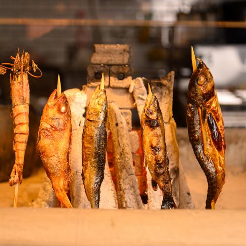 「炭火でじっくり焼き上げる旬の味覚、炉端焼きで贅沢なひとときを。」