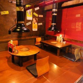 木をふんだんに使った店内は落ち着いた雰囲気。2名・4名・6名テーブルがあるお座敷席は各席が簾で仕切られた半個室なのでごゆっくり当店自慢の焼肉をお楽しみいただけます。席の仕切りは外すことも可能ですので、人数に合わせアレンジできますのでグループやご宴会利用もOKです！