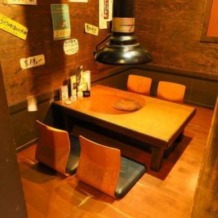 ご家族連れや女子同士でも安心して、もっと気軽に焼肉を楽しんでいただきたいという店長。落ち着いた雰囲気の店内、お子様連れでも気兼ねなくご利用できるように座敷席中心のお席は簾で仕切られた半個室ですので隣の席を気にすることなくおくつろぎいただけます。