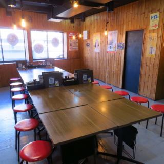 【人数やシーンに合わせて自由自在なテーブル席】可動式のテーブル席だから、ベビーカーのままでもそのまま席につけるのが嬉しいポイント。少人数から大人数の宴会まで、人数に合わせてレイアウトも自由に変更できるので、宴会にもぴったりです。焼鳥やアラカルトを囲んで、みんなでシェアしながら楽しめます。