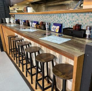 【カウンター席】当店のカウンター席は全5席。落ち着いた雰囲気で、少人数での食事や仕事帰りのサク飲みにぴったりです。隣との距離感も程よく、初めての方や、一名でも気軽に利用できるのが魅力。焼鳥やアラカルトをゆったり味わいながら、