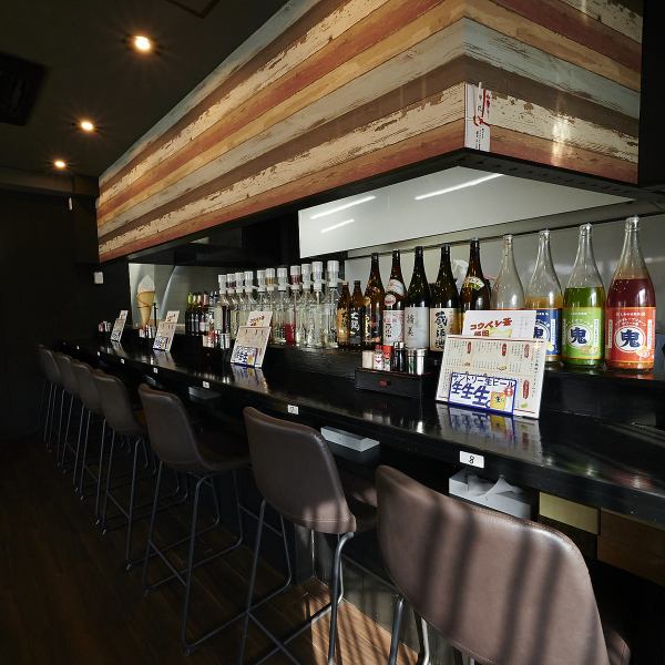 店内は黒を基調とした、シックで落ち着いた内装が広がっています◎特におすすめなのが、8席あるカウンター席です。洗練された大人の雰囲気は、大切な方とのデートにもぴったり◎お洒落な空間の中で、ライブ感を楽しみながら、ゆったりとお食事をご堪能いただけます♪都会の喧騒を忘れて、贅沢な時間をお過ごしください◎