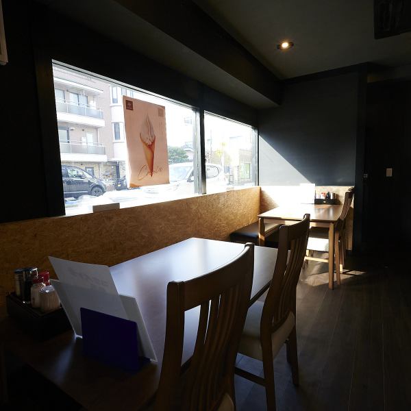 ゆったりとお寛ぎいただける4～5人掛けのテーブル席を2卓ご用意しております◎シックなインテリアに囲まれた空間は、気心の知れた友人との少人数グループや、お洒落に楽しみたい女子会にも最適です♪落ち着いた感じが心地よく、会話も弾むこと間違いなし◎美味しい料理を囲みながら、心ゆくまでお楽しみいただけます♪