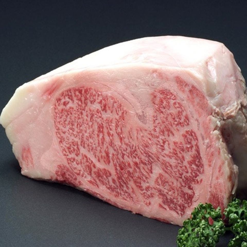 我們提供精緻的肉類，例如A5級黑髮日本牛肉！側菜單也是◎