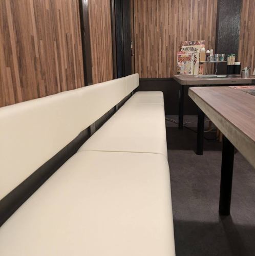 <p>内装はリニューアルにより広々としたテーブル配置となり、まるで自宅のようにゆっくりとお過ごしいただけます。ご家族での団らん、友人とのカジュアルな女子会や記念日、さらに大人数のご宴会や貸切まで、多様なシーンにご利用ください。</p>