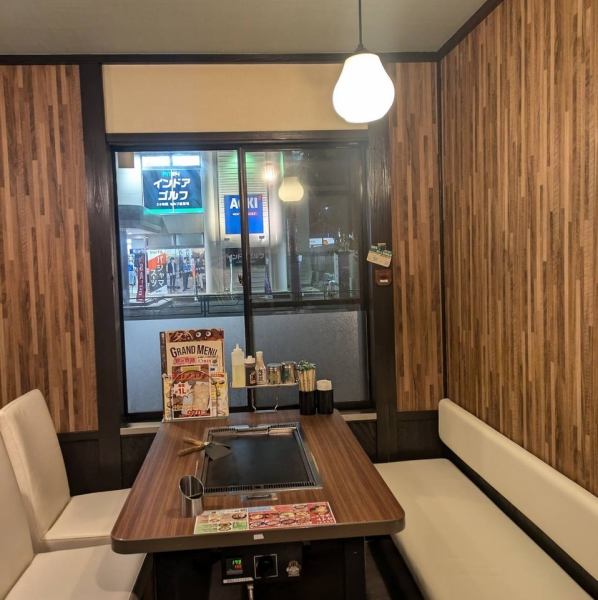 仲間と盛り上がるも良し、ご家族での団らん、親しい方とのデート、あらゆるプライベートシーンを彩ります。老若男女問わず愛される鉄板料理を通して、私たちは食べる喜びと楽しさをお届けします。