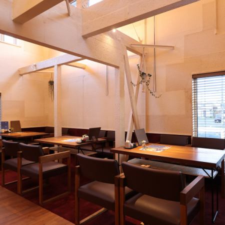 天井が吹き抜けた空間はパートナーとリラックスできる空間を提供