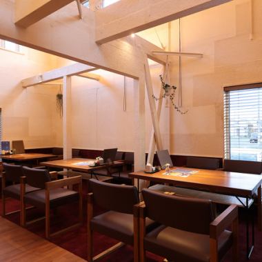 当店では、テーブル間隔を広めに確保し、ゆったりと座れる快適な空間づくりにこだわっております。解放感のある吹き抜けの下、心ゆくまで自慢の牛タンやお蕎麦、各種お肉料理をお楽しみください。気の置けない仲間との「ちょい呑み」から、ご家族での食事まで、様々なシーンでリラックスしてお過ごしいただけます。