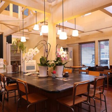 結婚式の二次会や各種ご宴会におすすめなのが、仕切りのない全36席の大空間です。1階から2階へと続く高い吹き抜けが開放感を高め、広々としたフロアでゆったりとお寛ぎいただけます。自慢の豪華宴会コースと美酒で、一体感のある盛大なパーティーを開催しませんか。まずはお気軽にお問い合わせください！