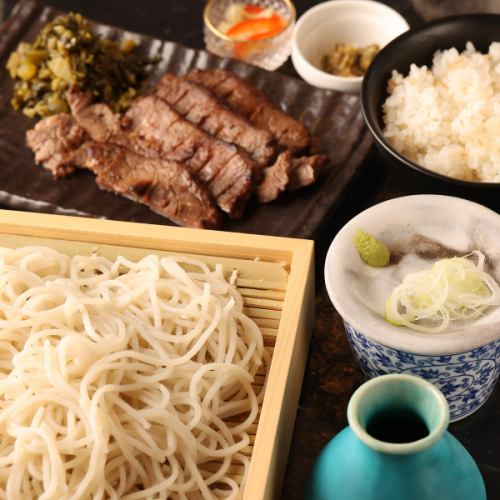 人気の看板メニュー！厚切り牛タン・蕎麦セット 2100円(税込)