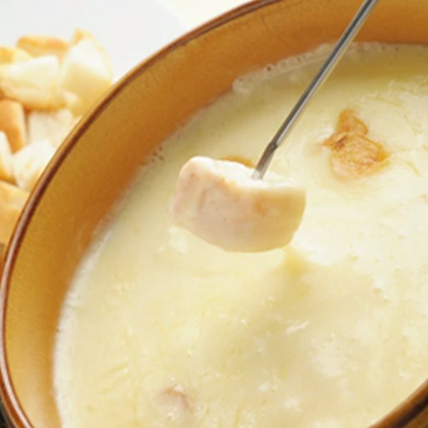 [Great for girls' nights and dates] Cheese fondue dinner for two where you can enjoy the delicious taste of melted cheese. 6,446 yen (tax included)