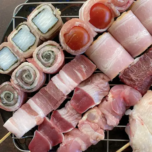 鳥政といったらやっぱり「炭火焼鳥」。どこよりも美味しいこだわりの焼き鳥をご提供致します。