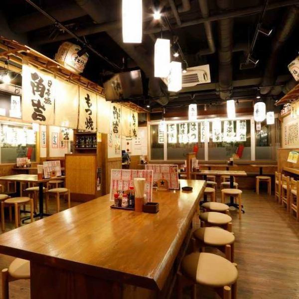 【会社宴会・プラインべーとの飲み会に◎】総席数66席の、広々とした店内が自慢です♪昔懐かしい大衆居酒屋のような温かい雰囲気と、落ち着いた色合いの内装で整えられた空間は、当店でご提供するお料理の数々をさらに美味しく演出します◎また、少人数のお集まりから大型のご宴会まで、随時承っております！