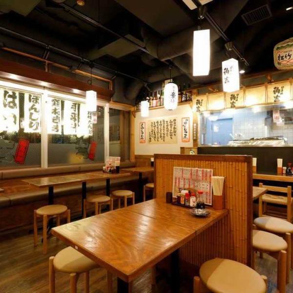 【茅場町駅徒歩2分】「日本橋 角吉 茅場町店」では落ち着いた雰囲気の店内に広々としたテーブル席をご用意。お仲間との飲み会や会社帰りの食事など少人数からグループまで対応可能で、席間もゆったりしているので、周りを気にせずくつろげます。ラインメニューはテイクアウトも可能ですのでお仕事の合間にご利用下さい。