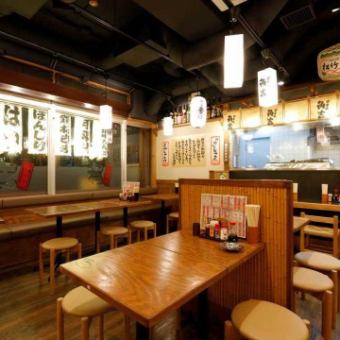 「日本橋 角吉 茅場町店」では、落ち着いた雰囲気の店内に広々としたテーブル席をご用意。お仲間との飲み会や会社帰りの食事、ゆっくり過ごしたいランチタイムにもぴったりです。少人数からグループまで対応可能で、席間もゆったりしているので、周りを気にせずくつろげます。