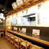 店内奥にあるカウンター席は、お一人様でもゆったり過ごせる静かな空間。目の前で料理が仕上がっていく様子を眺めながら、角吉自慢のもつ煮や唐揚げをじっくり味わえます。常連さんにも人気のこの席は、スタッフとのちょっとした会話も楽しめる居心地の良さが魅力。仕事帰りの一杯や、気分転換のランチにもぴったりです。