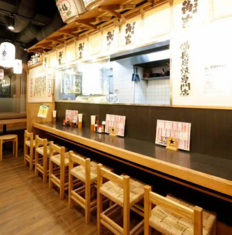 店内奥にあるカウンター席は、お一人様でもゆったり過ごせる静かな空間。目の前で料理が仕上がっていく様子を眺めながら、角吉自慢のもつ煮や唐揚げをじっくり味わえます。常連さんにも人気のこの席は、スタッフとのちょっとした会話も楽しめる居心地の良さが魅力。仕事帰りの一杯や、気分転換のランチにもぴったりです。