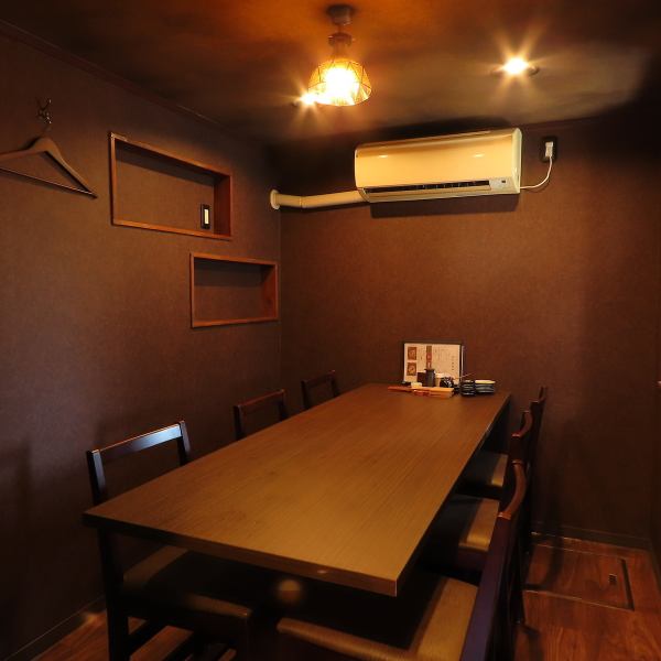 都会の喧騒を忘れる静謐な個室は8名様まで対応可能。ご接待や会食に最適です。洗練されたお料理と心温まる接客で、大切なビジネスシーンを彩るお手伝いをいたします。