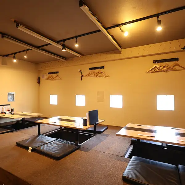 【観光の団体様・貸切宴会OK！】広々とした開放的な店内は、観光で訪れた方や団体での集まりにも柔軟に対応しております。和の情緒を感じられる落ち着いた内観は居心地が良く、大人数でのご宴会時には貸切でのご利用も可能です。周囲を気にせず美味しいお酒とお食事を心ゆくまで堪能できる特別な空間をご提供いたします。