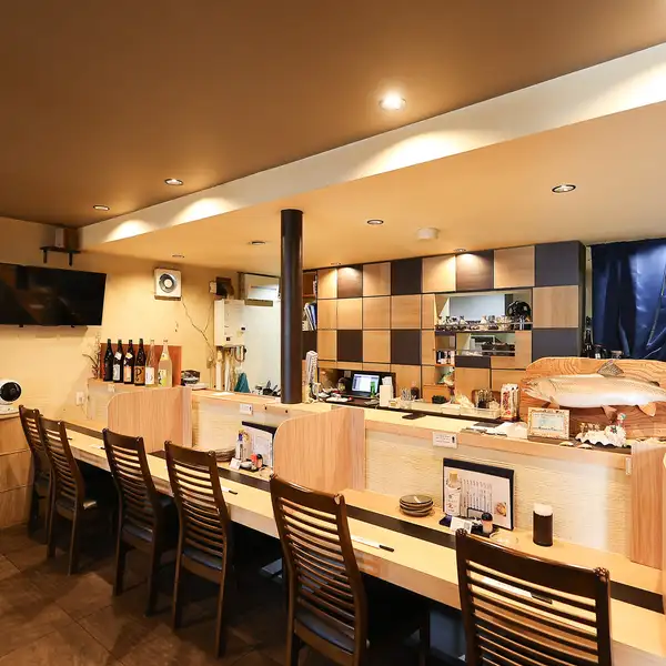 【全席喫煙可能な店内☆】愛煙家のお客様が肩身の狭い思いをせずに済みます！ゆったりとお煙草を楽しみながら寛げる貴重な空間。モダンで清潔感のある店内は居心地の良さを追求しており、日常の喧騒を忘れて美味しいお酒とお料理をじっくりと味わえます。仕事帰りの一杯から友人との語らいまで様々なシーンにおすすめ。