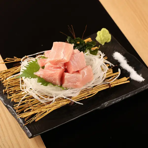 【鮮度抜群】本マグロのブツ切り盛り◆濃厚な旨味と上品な脂のりを一度に楽しめる一皿