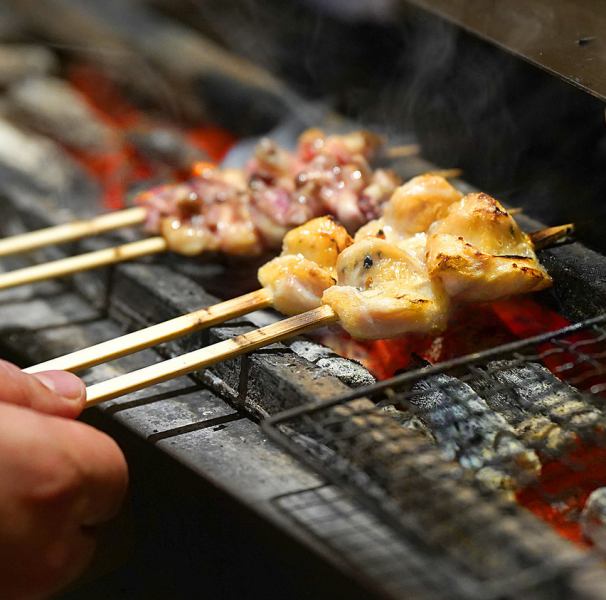 1本からご注文いただける老舗の「焼き鳥・串焼き」。大人数での宴会にもおすすめの逸品です。