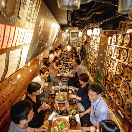 ◆ Main table seat ◆ It is a seat that can seat up to 30 people in a vertical row.Wine barrels are also nearby and are ideal for banquets !!