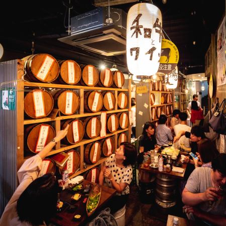 ◆ Table seats on the back of the barrel ◆ Seats on the back of the wine barrel ♪ It is a seat with a calm atmosphere with a little lighting like a hideaway!