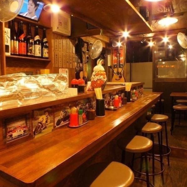 ふらっと立ち寄れる、居心地の良い“大人の隠れ家”。温かい照明と木目を基調とした内装が、ホッと落ち着くアットホームな雰囲気を演出しています。店内は、カウンター席とテーブル席をご用意しており、お客様の用途に合わせてご利用いただけます。