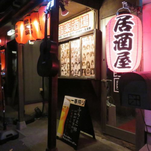 赤ちょうちんがお出迎え