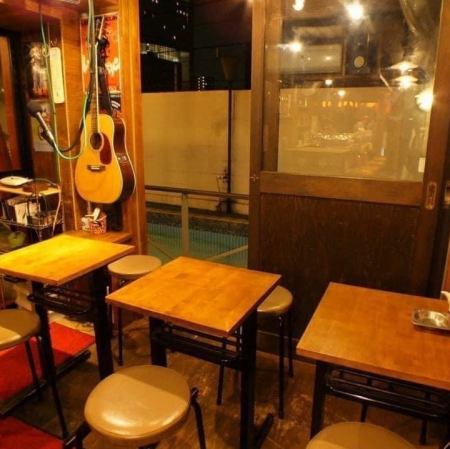 2~4名様でご利用いただけるテーブル席は、ご友人やご家族との楽しい語らいの場にぴったりです。少人数での飲み会や、気の置けない仲間との食事など、様々なシーンでご利用ください。