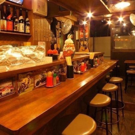 ゆっくりとお食事やお酒を楽しめるカウンター席が充実しています。お仕事帰りにふらっと一杯立ち寄りたい時にもどうぞ。