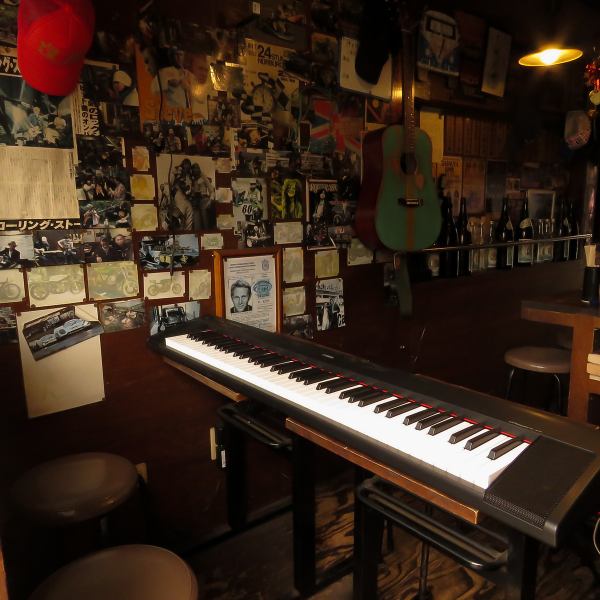 音楽好きが集まるちょい飲み酒場♪演奏できる人も、できない人も、聞きたいだけの人も大歓迎!カラオケ設備も備えているため、好きな曲を歌って楽しむのもおすすめです♪