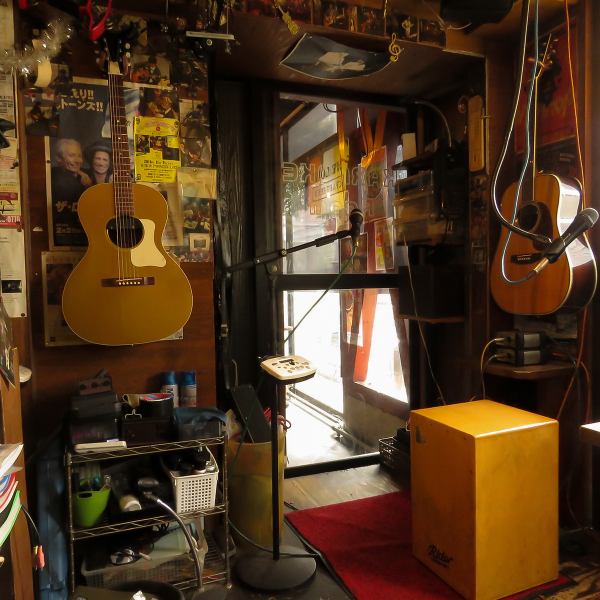 アコースティックギターや電子ピアノ、カホンチェアなど楽器設備も充実♪ひいて楽しむも良し、演奏を聴いて楽しむもよしのフラットな空間です。