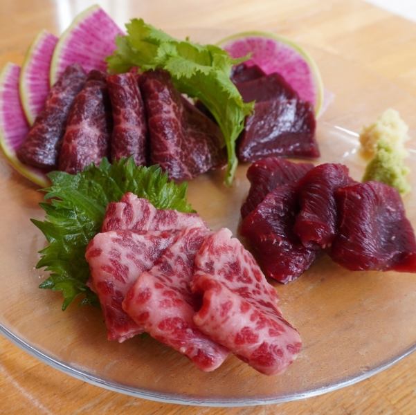 部位ごとに異なる食感や深みのある味わいが堪能できる【鯨の刺身(赤身４種)】