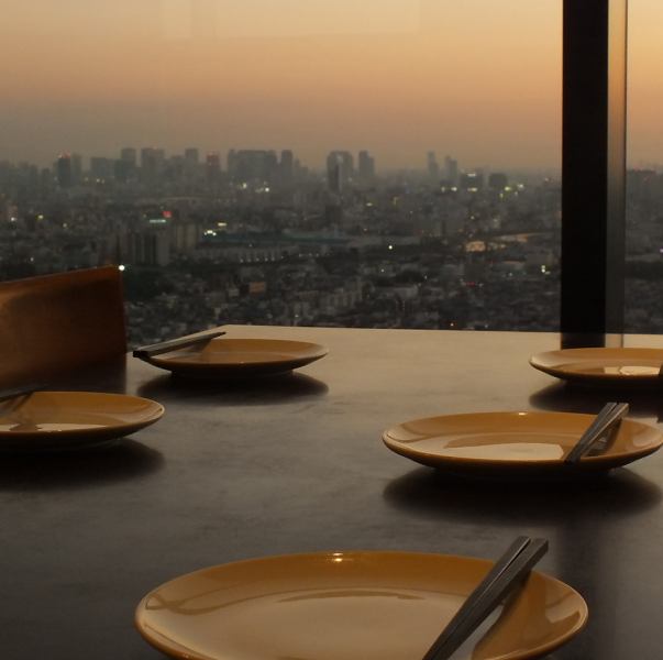 大窗户开阔的视野☆地上38楼的视野可以让您的用餐时间更加丰富♪从夜间到夜景的时间流逝也是最好的选择！我想知道。大阪市容充满色彩。您可能会对它着迷♪请与您所爱的人度过美好的时光。
