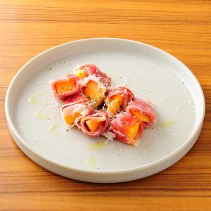 Prosciutto and seasonal fruits