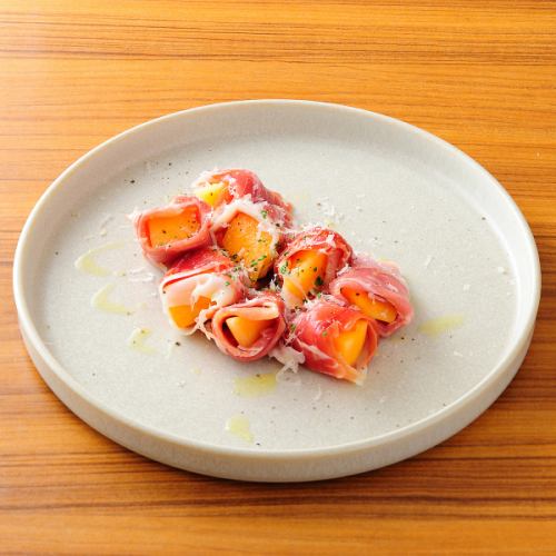 Prosciutto and seasonal fruits