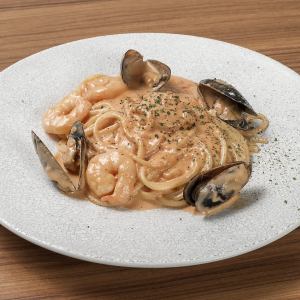 海老と貝のトマトクリームパスタ
