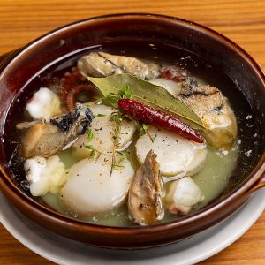Ajillo (Octopus, Scallops, Oysters) [with baguette]