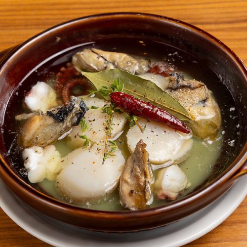 Ajillo (Octopus, Scallops, Oysters) [with baguette]