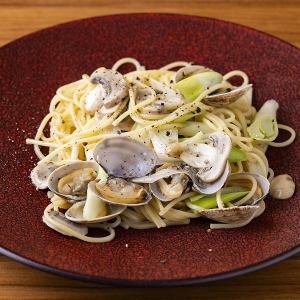 Seasonal vegetable and seafood oil pasta