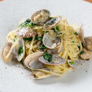 旬の野菜と魚介のオイルパスタ