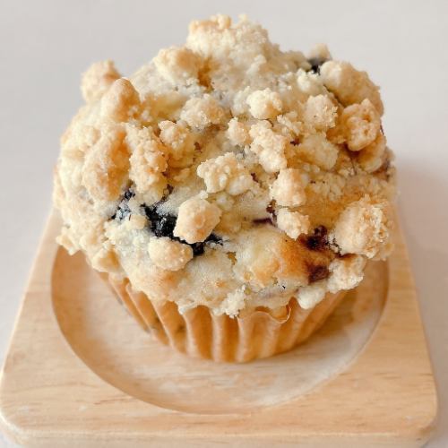 Blueberry & cream cheese crumble muffins