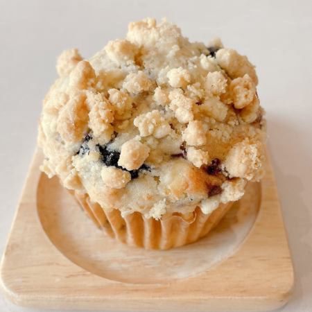 blueberry & cream cheese crumble muffin